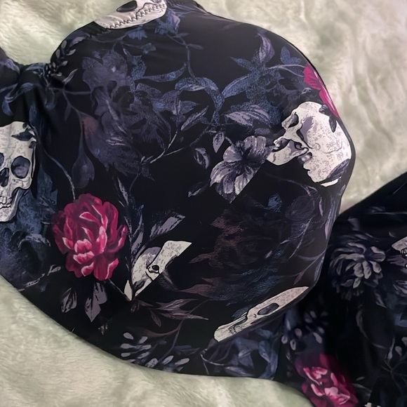Torrid back smoothing 38dd skull bra - Picture 2 of 2